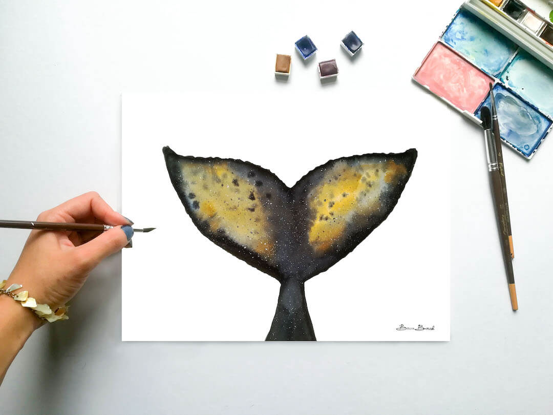 aquarelle originale de Becca Borah avec une queue de baleine couleur or